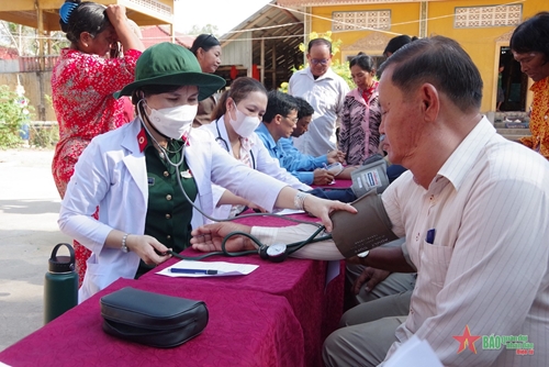 Bộ Chỉ huy Quân sự tỉnh Kiên Giang: Khám bệnh, cấp thuốc cho người dân Campuchia